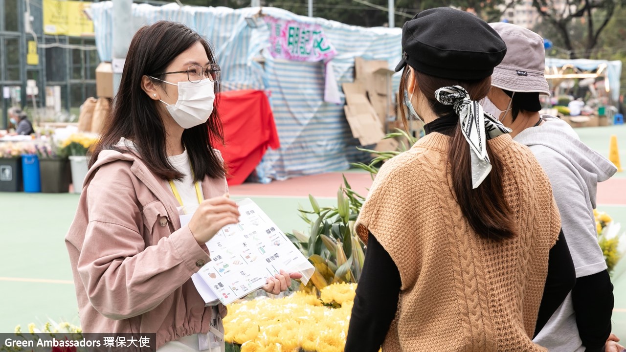 A green ambassador is promoting green messages to the stall operators at Green Lunar New Year fair