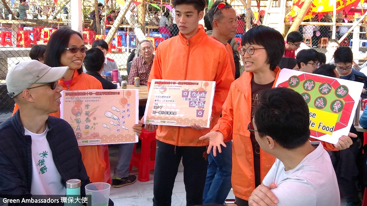 Green ambassadors are delivering the green message of reducing food waste to the participants at the banquet