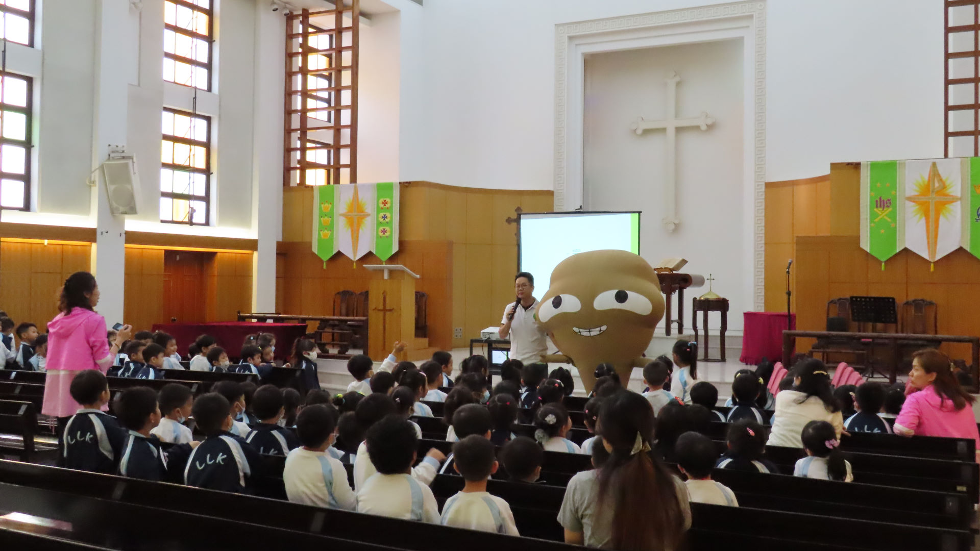 Audience participating in a Food Wise talk